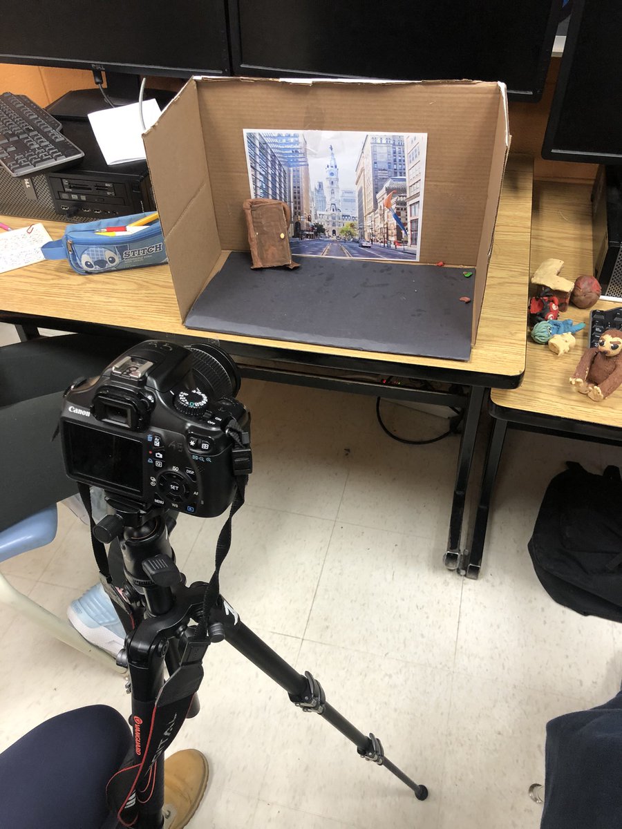 MariaMaiato's tweet photo. VSS Media Arts class - what a great way to start my day!  #VSSROCKS #cuckoobananas @vss_ac  @VSSlibrary  @VSSMusicCouncil https://t.co/8EfJWS3GQS