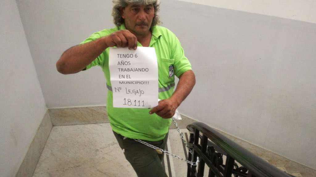 FlavioCharo's tweet photo. Mi solidaridad con los trabajadores municipales despedidos sin causa. Algunos con más de 6 años de servicio. 
#BastaDeDespidos 
#Pilar https://t.co/i7VT5tvTqo