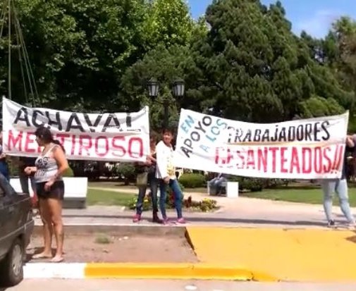 JesiBortule's tweet photo. Trabajadores municipales despedidos se encadenaron en @MunicipioPilar para hacer oir su reclamo! Dónde está el Intendente @FedericoAchaval? #BastaDeDespidos https://t.co/eiQ5IZyvld