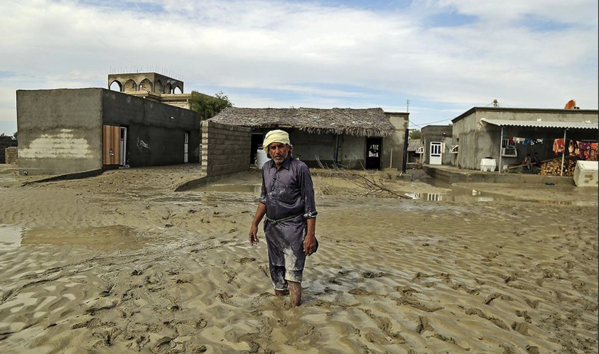 JZarif's tweet photo. Unprecedented floods are ravaging #Iran's Sistan &amp; Baluchistan province, with significant human &amp; material costs.

Even as search and rescue ops continue, focus will be on restoring livelihoods.

Our thoughts and prayers are with our affected compatriots.

#سیل_سیستان_و_بلوچستان https://t.co/pBaLT7BQIm