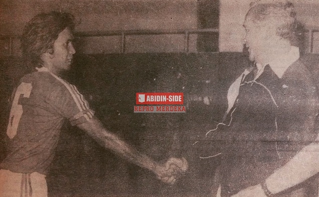 Legendary1928's tweet photo. On this day. 13 Januari 1979, Persija juara ke-9 kalinya dalam kumpetisi PSSI.
Dalam foto, kapten Persija, Sofyan Hadi bersalaman dengan Gubernur DKI Jakarta, Tjokropranolo.
@AbidinSide
#GoodwillAndFriendship #PersijaJakarta https://t.co/9rk4DKghFr