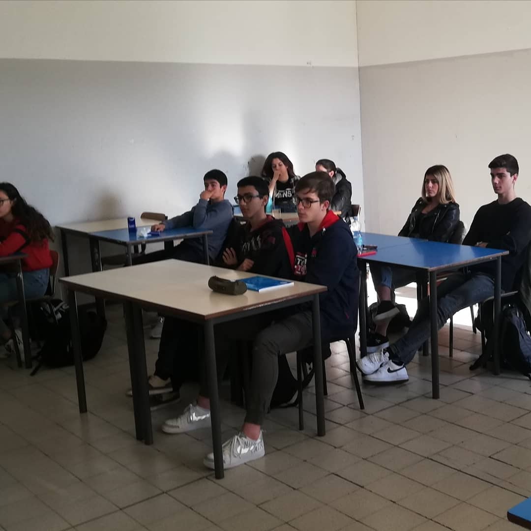 PLliri's tweet photo. Incontro con il dott. Rolando Galigani #Puntadelliri #ASOC1920 #EUROPEDIRECT #LICEOSCIENTIFICOEFERMI #PuntaGiglio https://t.co/canIibsAk3