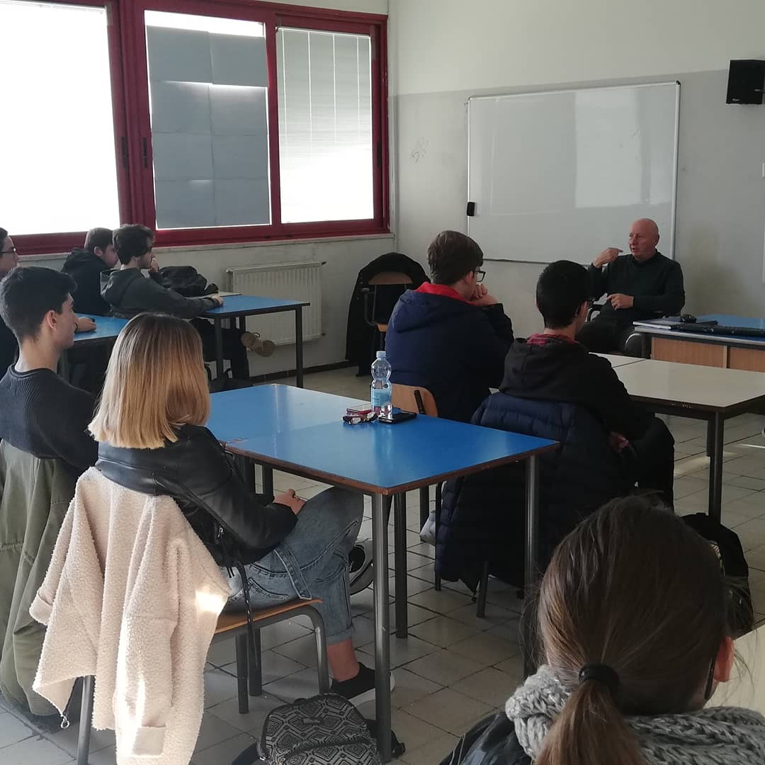 PLliri's tweet photo. Incontro con il dott. Rolando Galigani #Puntadelliri #ASOC1920 #EUROPEDIRECT #LICEOSCIENTIFICOEFERMI #PuntaGiglio https://t.co/canIibsAk3