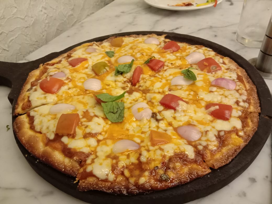 PuneFoodSpot's tweet image. Three Cheese Pizza -Classic Margherita with three cheese , onions , tomatoes and basil leaves @mocha_pune @PuneFoodSpot @dessertnsnacks @FoodAddaIndia @PuneFoodAlerts @pune_pulse @INDIAFOODMUSIC #pizza