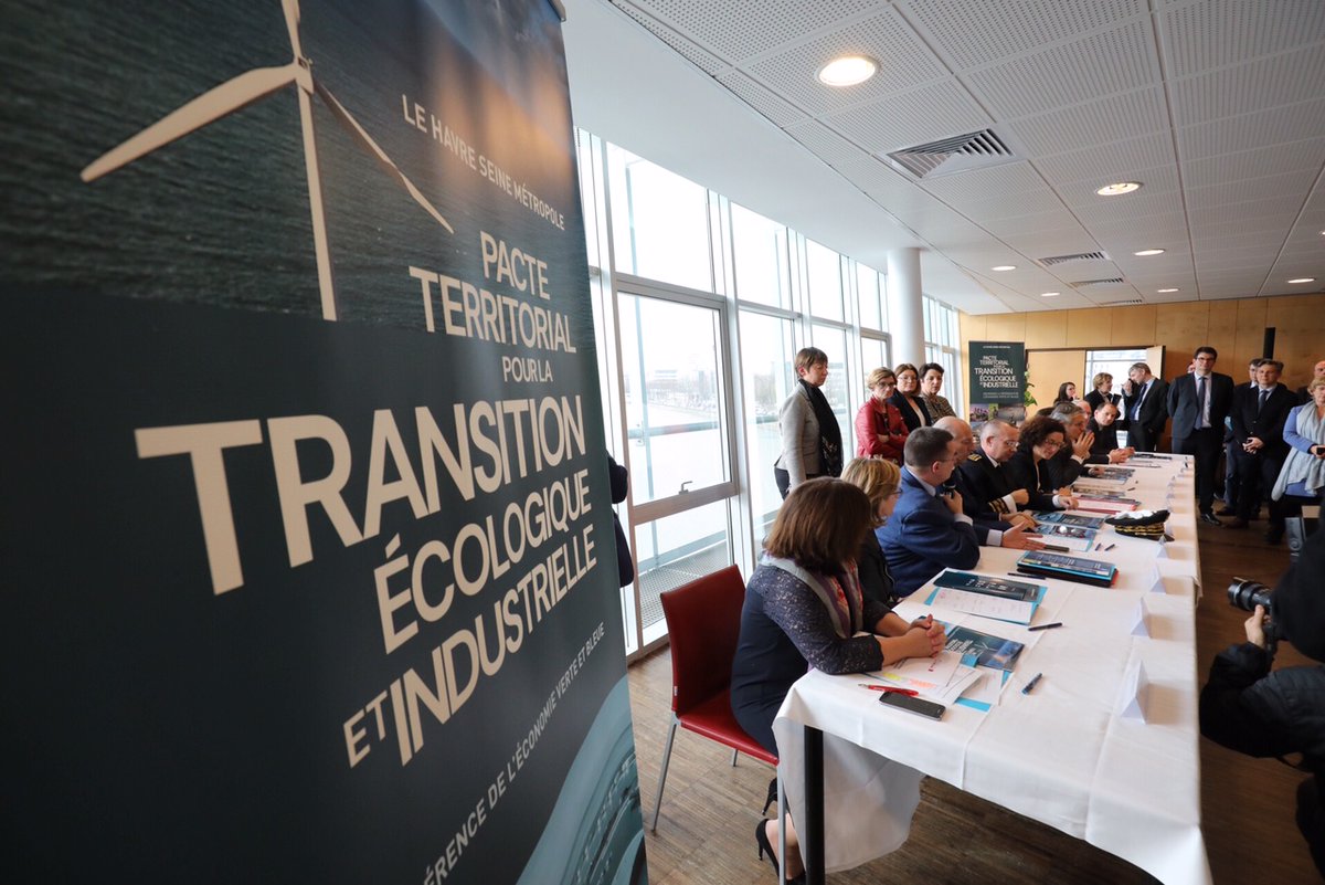 BBellanger76's tweet photo. ✍️ Ce midi, au #Havre je signais le Pacte territorial pour la transition écologique et industrielle en présence de la Secrétaire d'Etat @EmmWargon, du Président @LeHavreMetro @JBGastinne, du @Prefet76 Pierre-André Durand et d'autres partenaires économiques et institutionnels. https://t.co/wjt7KTL4dO