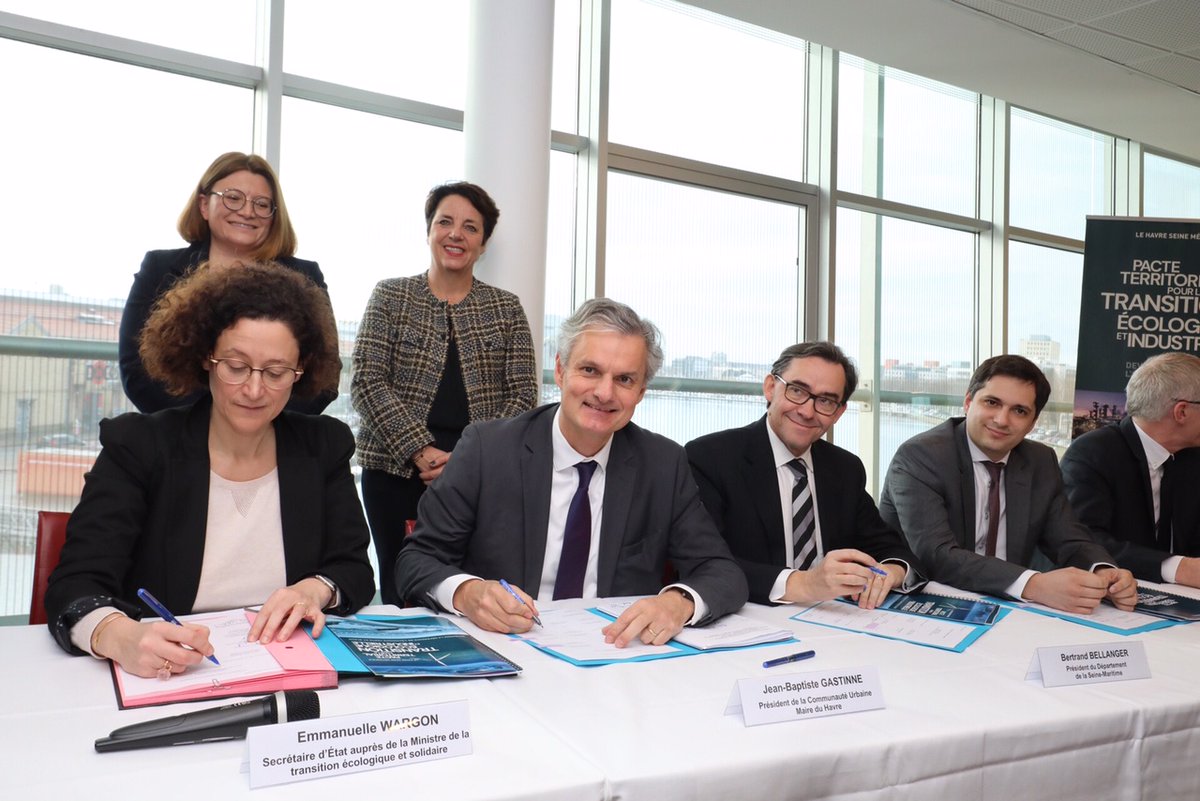 BBellanger76's tweet photo. ✍️ Ce midi, au #Havre je signais le Pacte territorial pour la transition écologique et industrielle en présence de la Secrétaire d'Etat @EmmWargon, du Président @LeHavreMetro @JBGastinne, du @Prefet76 Pierre-André Durand et d'autres partenaires économiques et institutionnels. https://t.co/wjt7KTL4dO
