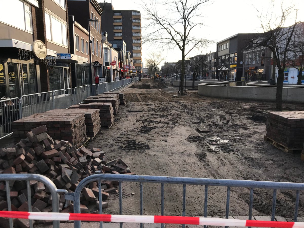 Herinrichting binnenstad #Hoogeveen, fase 2, dag 18: Langs één zijde van de cascade is al een groot deel van de bestrating verwijderd. Dat geeft een bijzondere aanblik.