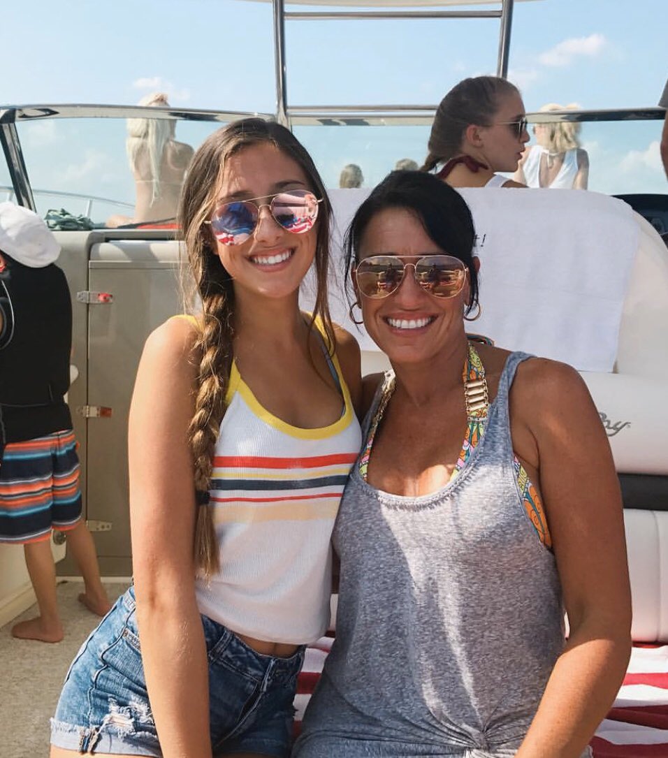 our second <a href="/BarstoolOnw/">Barstool ONW</a> smoke show goes to <a href="/RileyDavid16/">Riley David</a> and her beautiful mother, angie!! congrats!