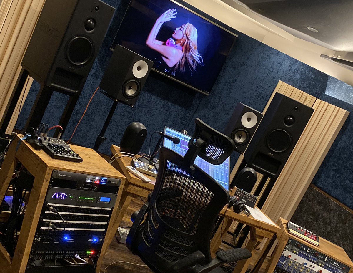 DJTIARAJP's tweet image. good day...🌃

#versionstudio #shibuya 
octave-music.com/studio