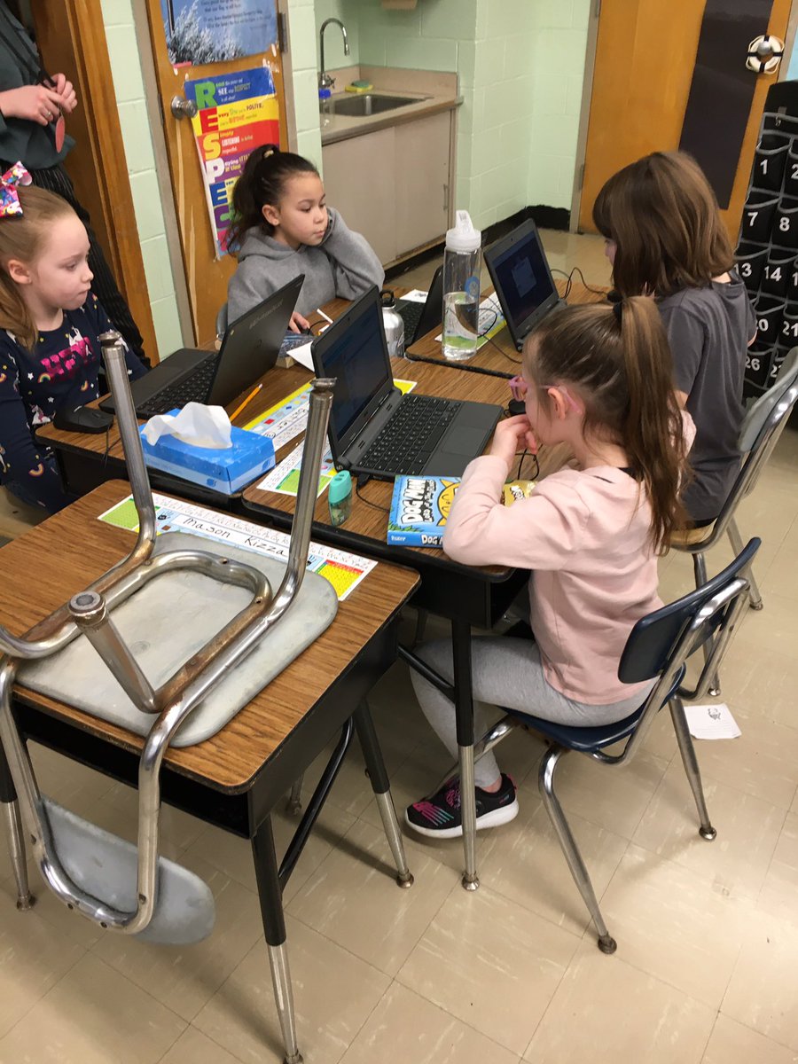 GalloDunn's tweet photo. C22 is learning in The Hour of Code!  Thank You Mrs. Provensal! https://t.co/0iD5NinaKT