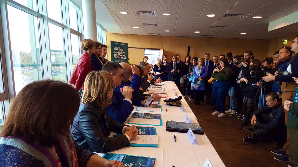 JBGastinne's tweet photo. Signature du Pacte territorial pour la Transition écologique et industrielle en présence de Madame @EmmWargon, Secrétaire d’Etat 📝.
58 actions qui font de notre territoire une référence de l’économie verte et bleue 🌳♻️
#LeHavre capitale de la transition énergétique. https://t.co/qexOSslW5y