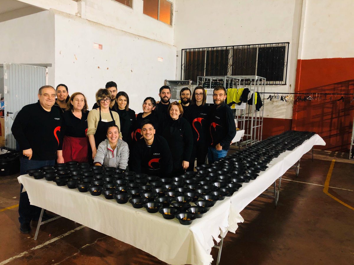 ElFaixero's tweet photo. Primer cátering del año. Noche especial cuando se cumplen 10 años desde que fuimos por primera vez a la Serra d’en Galcerán y empezando la rueda de Sant Antonis. Un servicio supervisado por Inma y Marina https://t.co/9nawd7pUDF