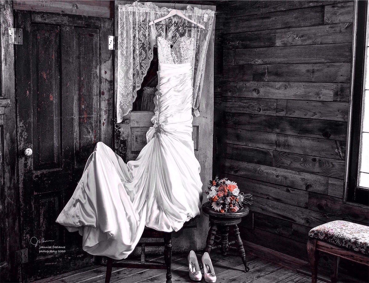 jo_annie42's tweet image. Just a splash of color #wedding #weddingdress #weddingflowers #photography #myphotography #art #ArtistOnTwitter #splashofcolor #weddinginspiration