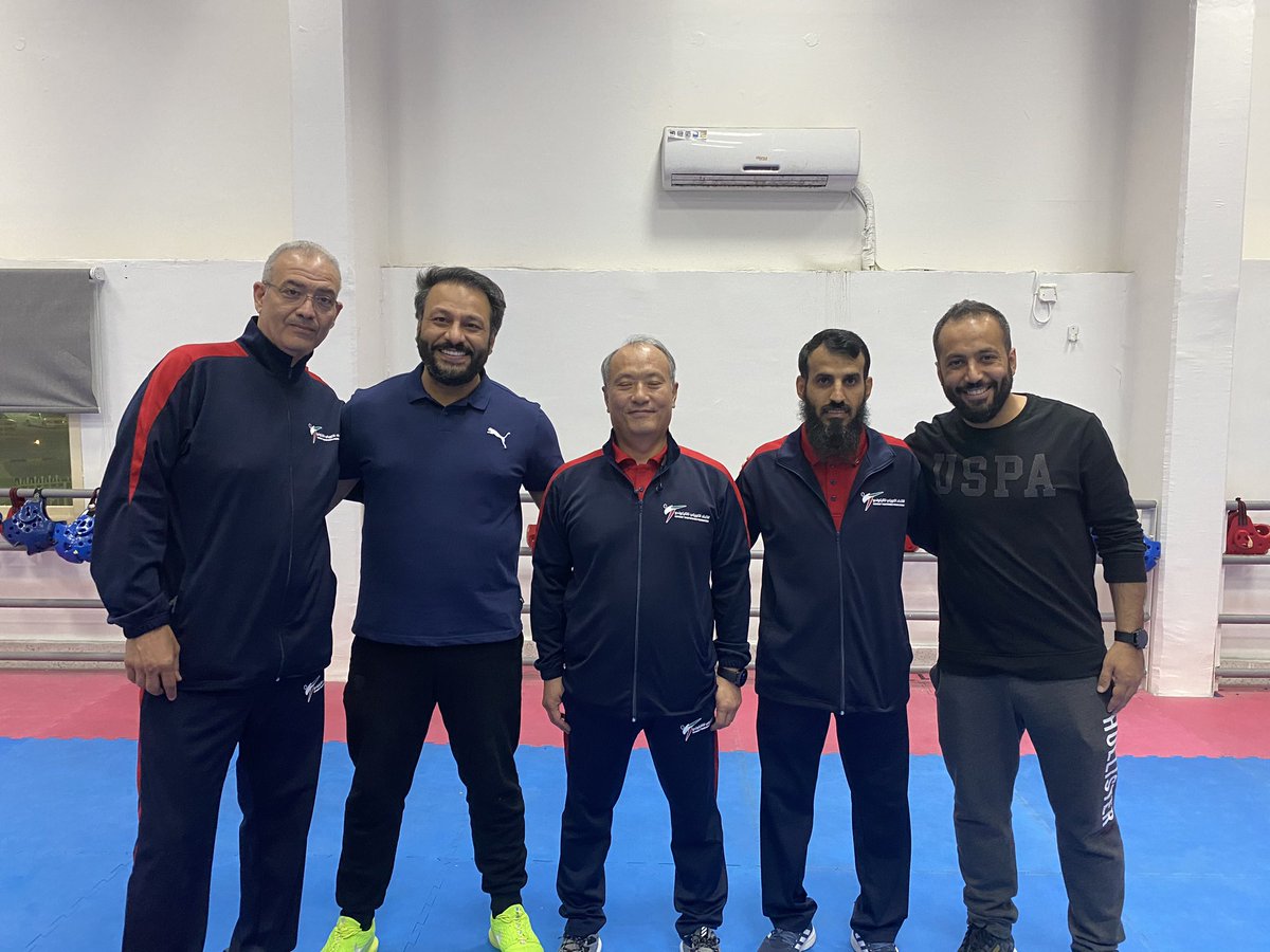 تخرج عدد 35 لاعب من فريق التايكوندو 🥋بالنادي العربي من الحزام الابيض الى الاصفر تحت أشراف لجنة أختبار  الأحزمه بالأتحاد الكويتي للتايكوندو واللجنه مكونه من الخبير الكوري بارك و المدير الفني يحيي علام و المدرب الدولي منيف الديحاني ويعتبرون الاعبون الابطال هم مستقبل النادي العربي