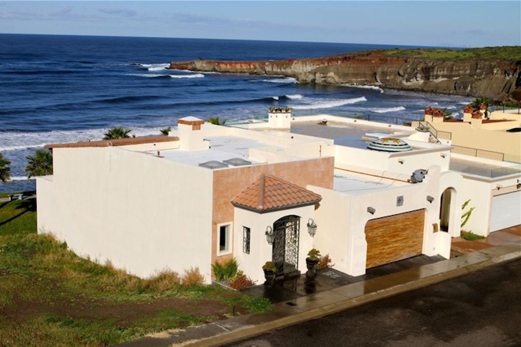 Wavecation's tweet image. The Oceanfront K55 Beach House is a gorgeous home in Northern Baja. Truly a secluded gem, with a private beach &amp;amp; gated community. 3 bed, 2.5 bath house is perfect for a long weekend with friends, and just a short drive from San Diego or LA #k55 #surfbaja
wavecation.com/property/ocean…