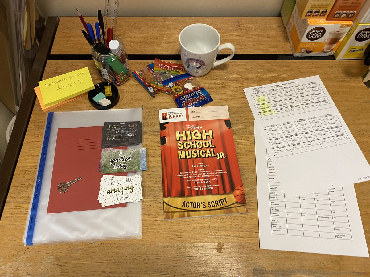 MissWallsDrama's tweet photo. Desk set up this morning to welcome my new trainee. I am looking forward to mentoring Lauren for the next 6 months. I love passing on knowledge and wisdom to future teachers🙌🏻👌🏻 https://t.co/wGvrgNrWM1