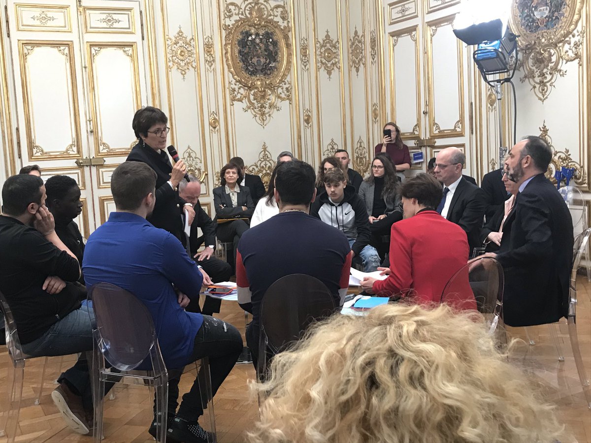 SylvieCharriere's tweet photo. Très fière d’avoir remis à @EPhilippePM avec @Patrick_Roger_ notre rapport sur l’obligation de formation des jeunes âgés de 16 à 18 ans.Une mesure qui s’appliquera dès septembre 2020 pour l’ensemble des jeunes de notre pays afin de lutter durablement contre le décrochage scolaire https://t.co/rGnH9STw8R