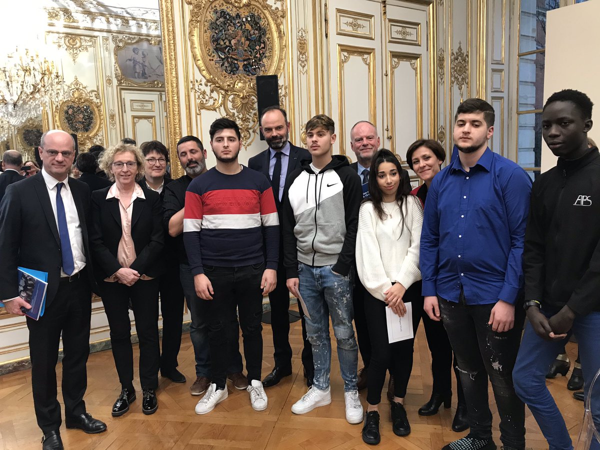 SylvieCharriere's tweet photo. Très fière d’avoir remis à @EPhilippePM avec @Patrick_Roger_ notre rapport sur l’obligation de formation des jeunes âgés de 16 à 18 ans.Une mesure qui s’appliquera dès septembre 2020 pour l’ensemble des jeunes de notre pays afin de lutter durablement contre le décrochage scolaire https://t.co/rGnH9STw8R