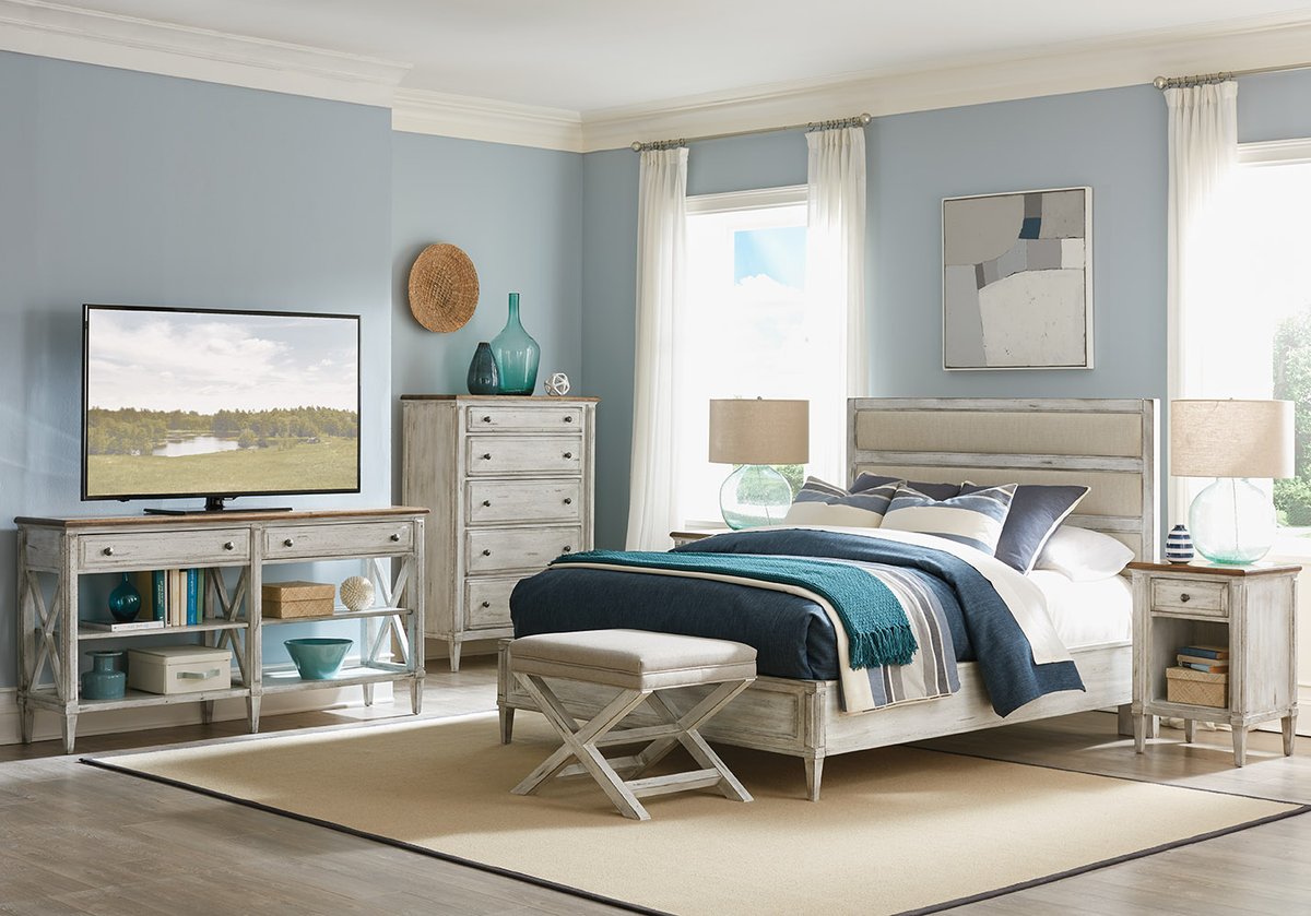 durhamfurniture's tweet photo. New year, new beginnings & a new bedroom #SolidStyle https://t.co/hWl2h06dWh https://t.co/caLnzt55UE