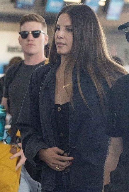 cinnamongirIs's tweet photo. OMG SHE LOOKS SO GOOD WHAT HAPPENED TO HER https://t.co/0VZ0eKO0ZT