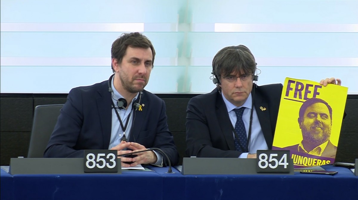 assemblea_int's tweet photo. ◼️◻️🇪🇺 @EP_President welcomes @KRLS and @toni_comin in today's plenary session as full members. @junqueras seat remains vacant due to 🇪🇸 supreme court disobedience on 🇪🇺 rule.

#StandUpForCatalonia https://t.co/cTPIPfgWYC