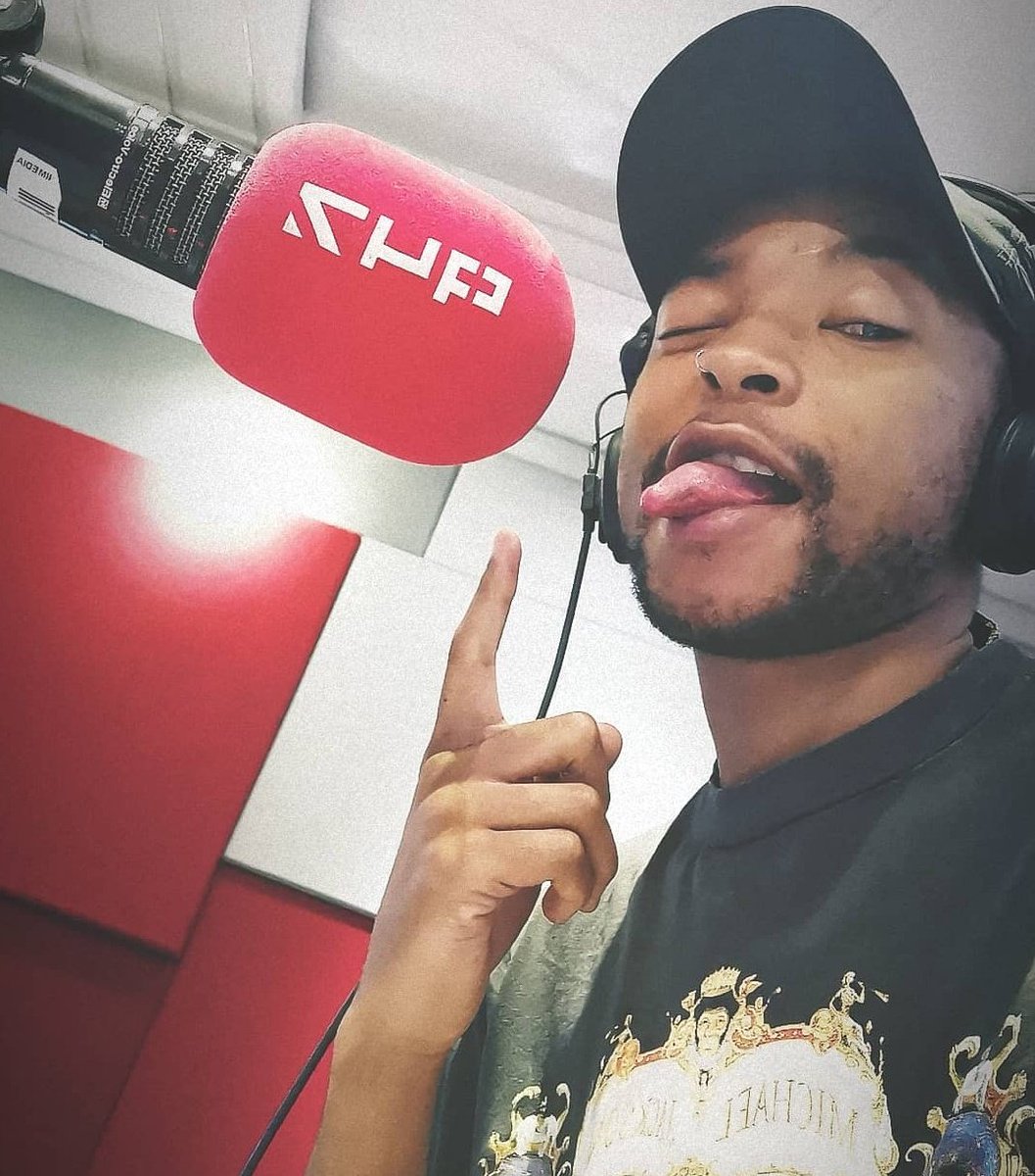 947's tweet photo. #NightsWithZweli is BACK! Order has been restored and so have the fun times!
19h05 Holiday story time 🍿
19h15 #FirstTimersClub
19h50 #RecordOfTheDay 📀🎶
20h00 #947HitRepublic
20h45 Real Housewives of Buckingham Palace
21h10 No love for Jan babies 💔
21h45 #947AcousticStudio https://t.co/F1xXnzKwfw