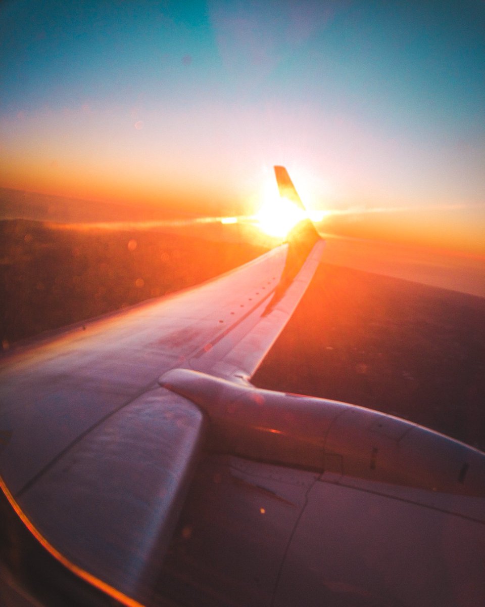 13Drawork's tweet photo. The experience has begun
.
.
.
.
.
#plane #sunset #sky #sunsetpics #blueandorange #ryanair #flight https://t.co/nSfwDbydpG