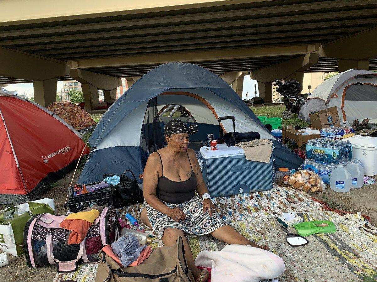 Бомжи в палатке. Лос Анджелес палаточный лагерь. Лос Анджелес лагерь бомжей. Палаточный лагерь бездомных в США. Палаточный городок в США.