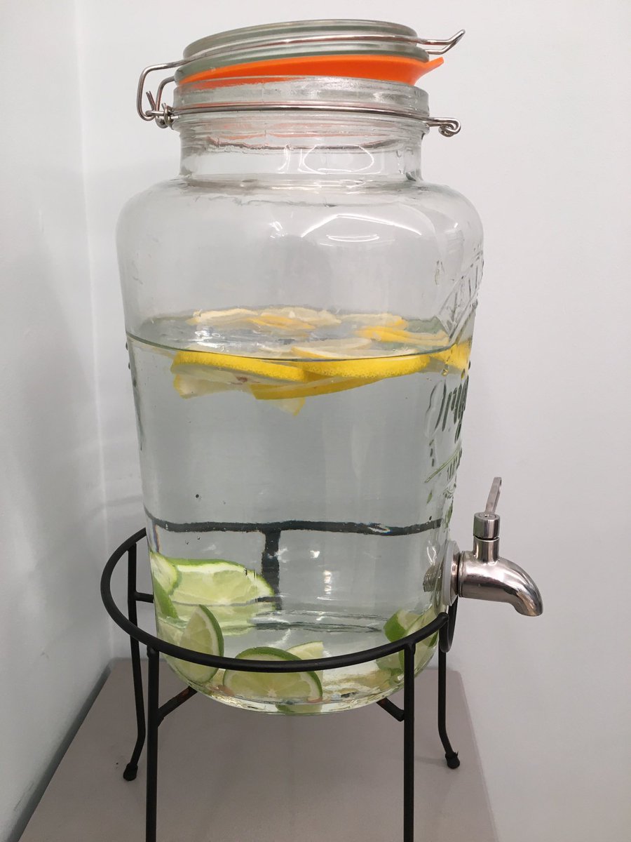 AlisonEley's tweet photo. Just saw this in a cafe ....  lemons are floating and limes are sinking ....  wonder why? #prisci #ASEchat https://t.co/JqG0dqDZmK