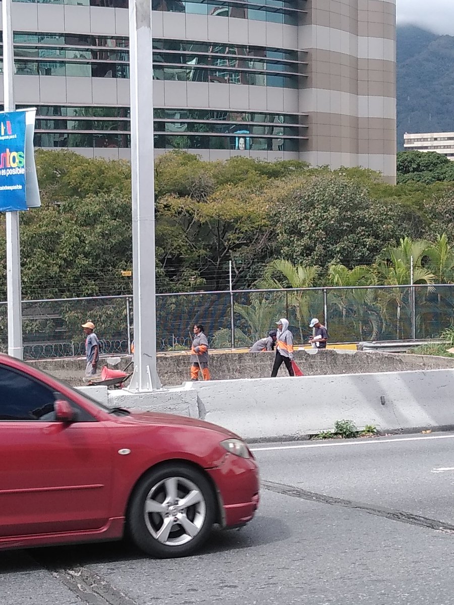 chacho1286's tweet photo. #13Ene #Caracas #ATENCION  realizan labores de mantenimiento vial en la #APE sentido Trinidad altura chuao canal lento 1:18pm @FMCENTER @traffiCARACAS @tumototrafico https://t.co/S3iWrlj7U3