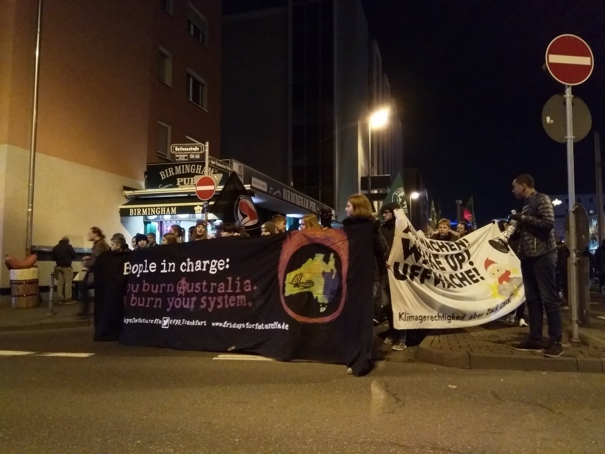 beobachterffm's tweet photo. Momentan zieht eine 250 Personen starke Demonstration von @FFF_Frankfurt durch Frankfurt.
Sie richtet sich gegen die Siemens-Entscheidung den Kohleabbau in Australien zu fördern.

Die Stimmung ist gut.

#StopAdani #069forclimate https://t.co/ly39btWOZm
