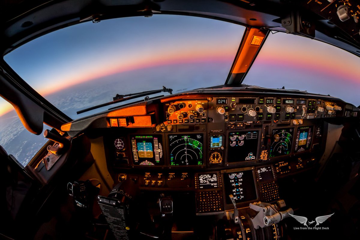 Sunset on the way back from the Canary Islands 
#B737 #cockpit #avgeek #livefromtheflightdeck