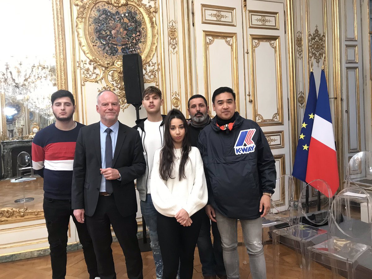 Patrick_Roger_'s tweet photo. Fier et heureux d‘avoir remis mon rapport sur l’obligation de formation des 16/18 ans avec sylvie Charriere députée et Co rédactrice et des jeunes du Neuhof https://t.co/rlrag5zXPY