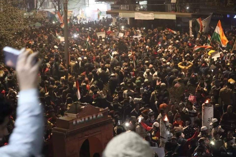 rkbnow's tweet image. 🇮🇳And then there is #ShaheenBagh
🇮🇳Echoing to the chants of Sarva Dharma prayer this is the NEW HOPE
🇮🇳If idiots screeching Islamist slogans were destroying #IndianUnity kids at Shaheen Bagh are strengthening it in a way that’s AWESOME!
🇮🇳Well done Girls and Boys!
🇮🇳Well Done!