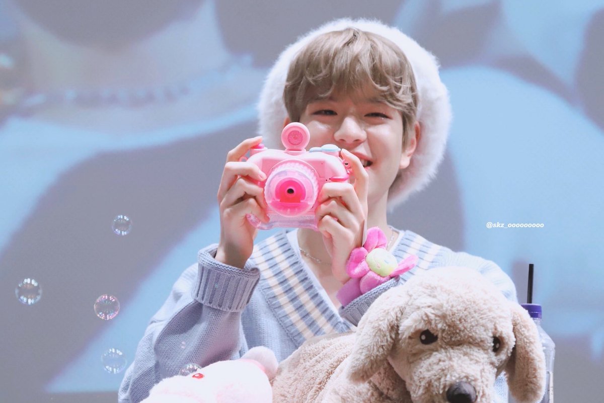 — 200113  ↳ day 13 of 366 [♡]; dear seungmin, you have no idea how excited i got when i saw that you all announced european tour around my birthday, it made my heart burst out of happiness, i will do anything to get to see you again, i love you the moon and back angel