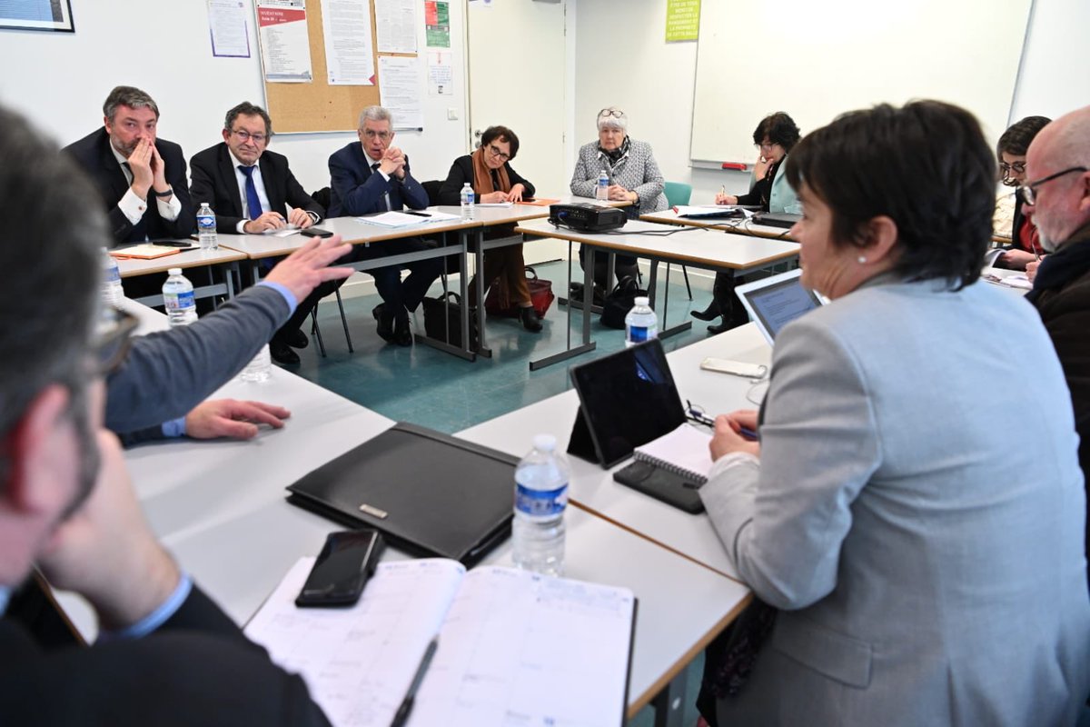 j_gourault's tweet photo. Je continue de construire le projet de #LOI3D en partant du terrain parce que décentraliser, différencier et déconcentrer c’est faire confiance à l’intelligence des #territoires. https://t.co/PW8VK1P0Sy
