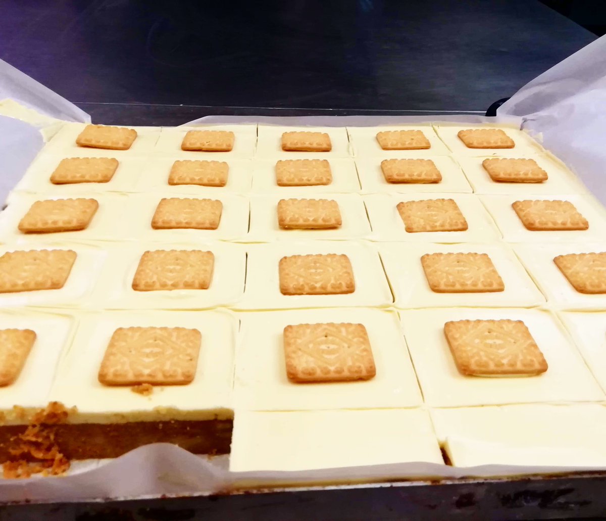 HowellBakery's tweet photo. Custard Cream Tiffin 🙌🏻 #custardcreams #tiffin #baking https://t.co/J9L7cQR4JB