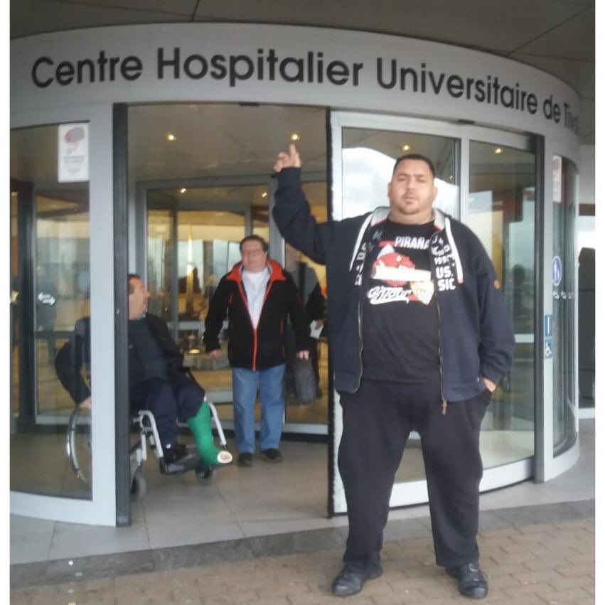 Que vergüenza que nuestro amigo Salvador alias “Piraña” tenga que acudir a la sanidad belga porque lleva 5años en lista de espera para poder operarse del estómago. Su salud ya no aguanta más. Siendo una persona tan mítica y tan querida entre el sevillismo, creo que el ⬇️