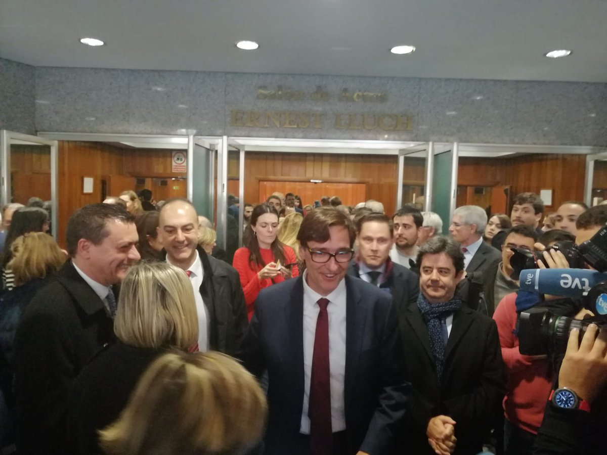 PSOEAltoaragon's tweet photo. Representantes de nuestra federación han asistido esta mañana a la toma de posesión de varios ministros del nuevo gobierno de @sanchezcastejon. @salvadorilla, @sanidadgob; @AranchaGlezLaya, Asuntos Exteriores; y Fernando Grande-Marlaska, @interiorgob https://t.co/RlgkHPLrl6