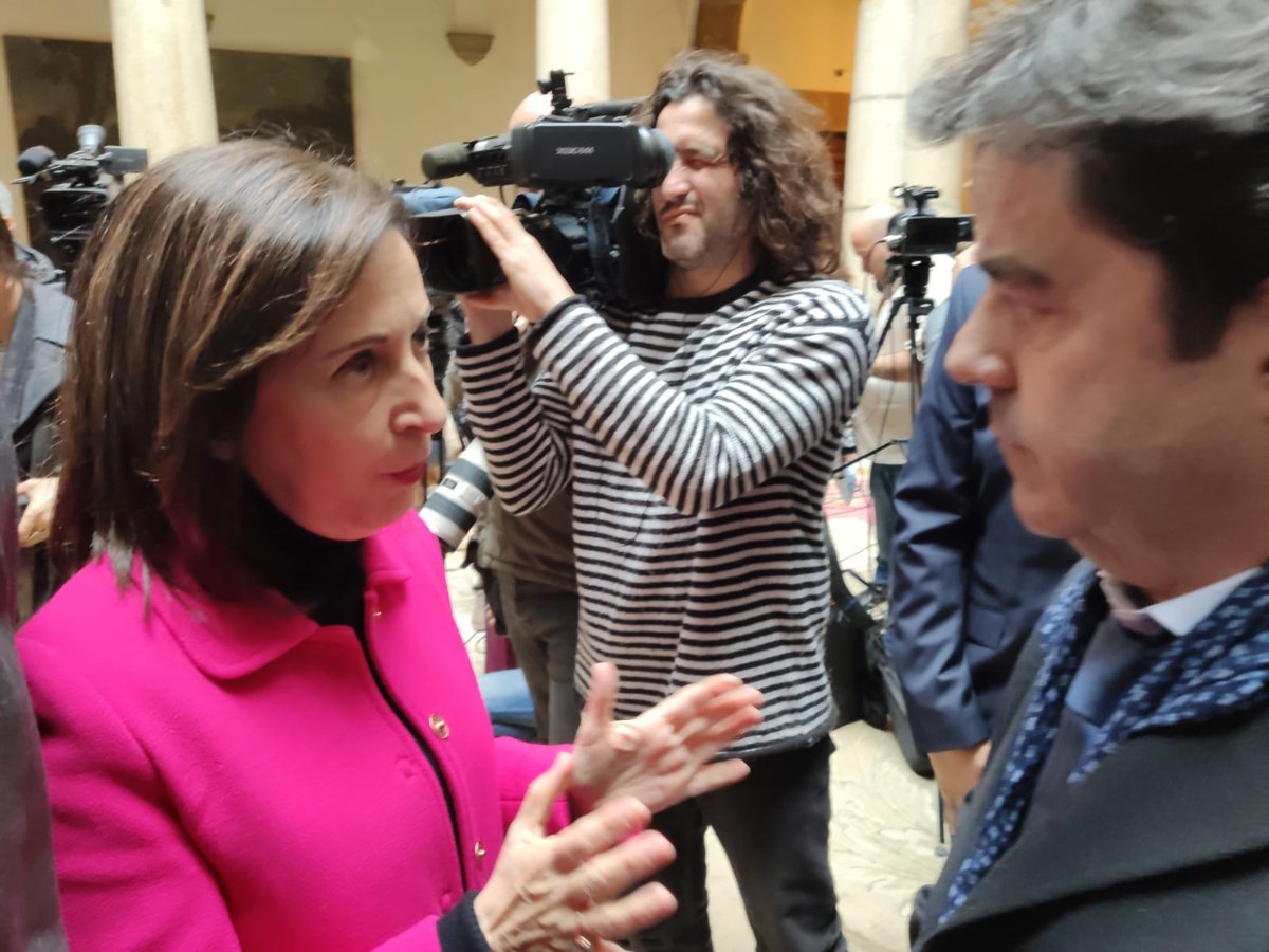 PSOEAltoaragon's tweet photo. Representantes de nuestra federación han asistido esta mañana a la toma de posesión de varios ministros del nuevo gobierno de @sanchezcastejon. @salvadorilla, @sanidadgob; @AranchaGlezLaya, Asuntos Exteriores; y Fernando Grande-Marlaska, @interiorgob https://t.co/RlgkHPLrl6
