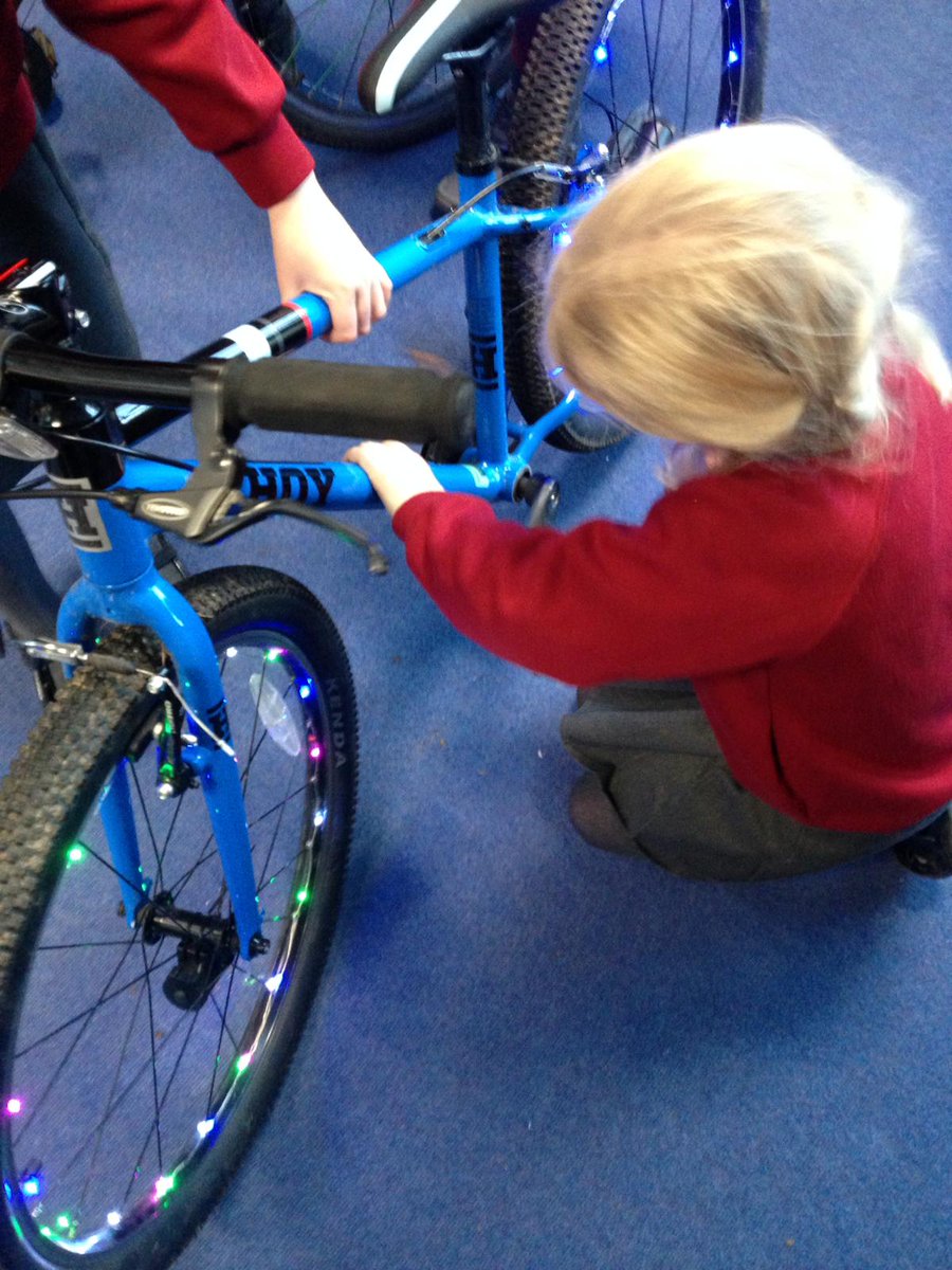 montysbikehub's tweet photo. Fun trip out to #Romsey to deliver an after school bike maintenance course to a fab bunch of young people at @HalterworthPri  🔧

Big thanks to @SustransNatalie for inviting us and organising everything 👍
#JuniorMechanic #cargobikelife #onelessvan #teammontys https://t.co/ZDZGv9fiFs