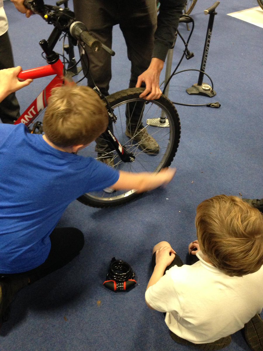 montysbikehub's tweet photo. Fun trip out to #Romsey to deliver an after school bike maintenance course to a fab bunch of young people at @HalterworthPri  🔧

Big thanks to @SustransNatalie for inviting us and organising everything 👍
#JuniorMechanic #cargobikelife #onelessvan #teammontys https://t.co/ZDZGv9fiFs