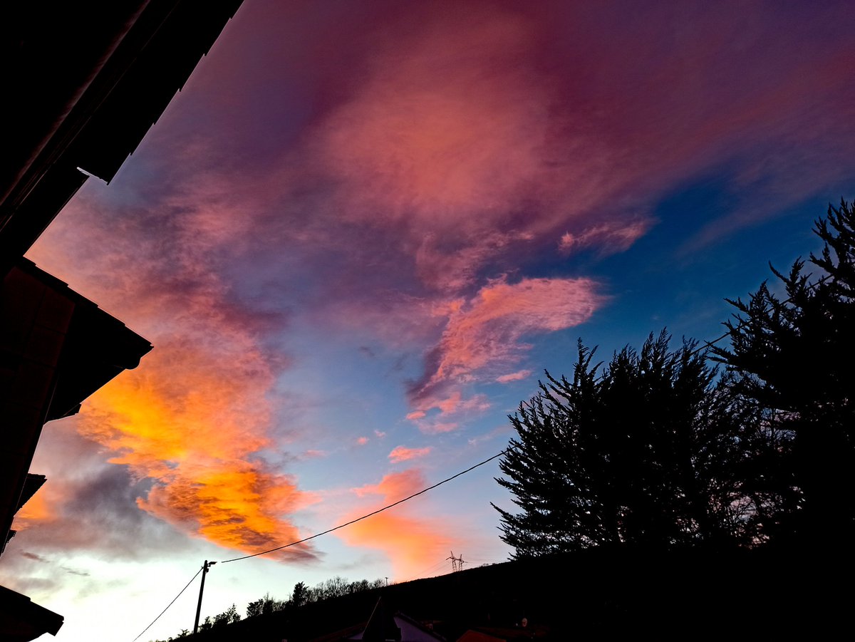martacdehesa's tweet photo. 8:38 am -2°
6:18 pm 3°
#pasearalperro al amanecer y al anochecer también es esto https://t.co/Mdu0n0Re4T