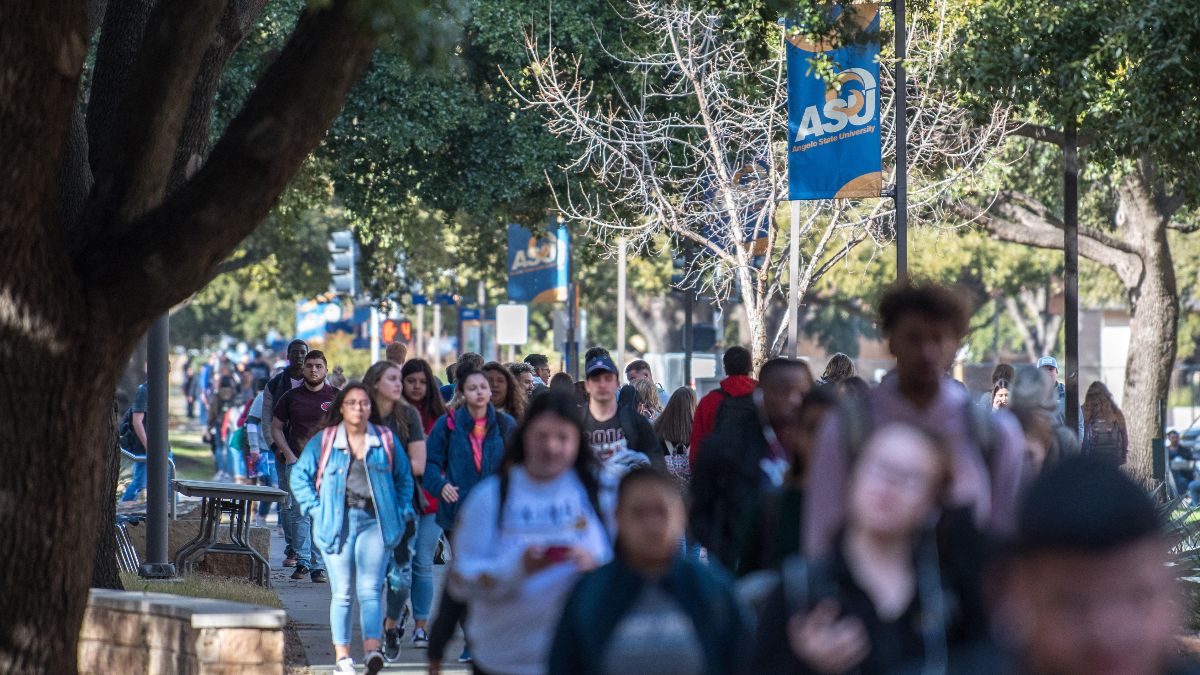 Large group of students walking down the ASU mall.