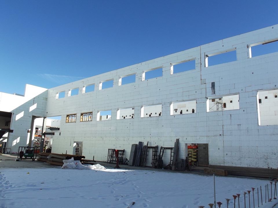 FoxBlocksICF's tweet photo. Update on Roy Junior High: the 1st school in Utah being built out of ICFs- about 140,000 sq. ft of #FoxBlocksICF used, 1/2 of the roof is on and some of the exterior walls are receiving finishes thanks to IMS Masonry. https://t.co/P3xnScqofk