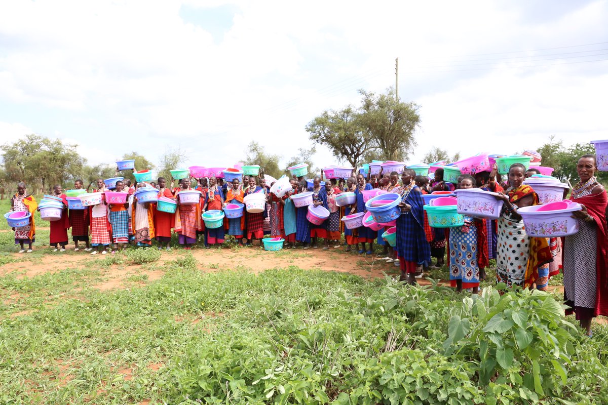 jemimah_mk's tweet photo. A community training on hygiene and sanitation. Over 200 women from Eluanata location, southern Kenya received washing materials from Enkishon Indigenous Initiative to enhance hygiene at the household level. A big thank you to @landislife for this support. #ILG. https://t.co/lJpaOUqzTk