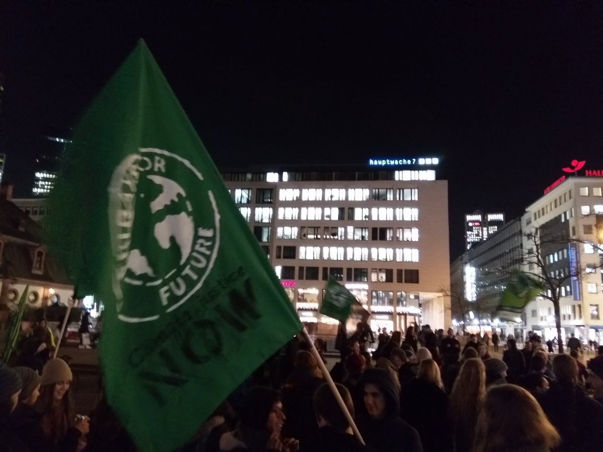 beobachterffm's tweet photo. Die Demo ist nun an ihrem Endpunkt an der Hauptwache angekommen.

Es wird noch ein wenig gesungen.

Eine Person kritisiert auch noch in einer Rede die schlechte Situation der Indigenen in Australien, die sich auch durch Adani weiter verschlechtert.

#StopAdani #069forclimate https://t.co/Bztnor9I11