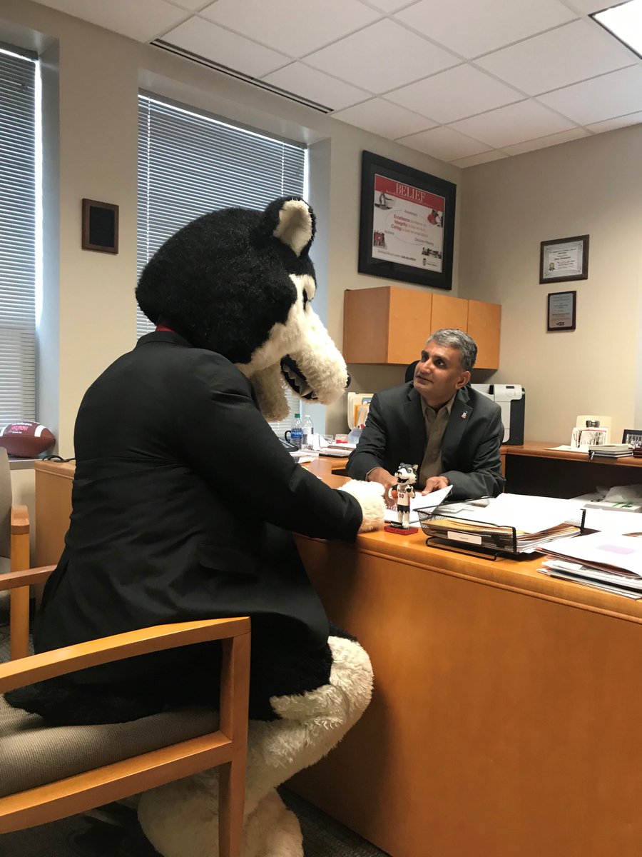 NIUBusiness's tweet photo. WELCOME BACK new and returning and global NIU Business students! Life moves fast here! You never know who you'll see -- including Victor E. Huskie, who met with Dean Rajagopalan, checked out our impressive alumni, checked in with advising staff, and welcomed students back! #NIU https://t.co/Jo5PT8wFyR