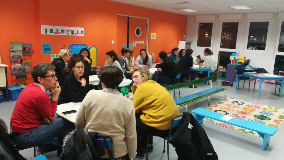A Largenté ce soir, un Conseil d Ecole avec des Parents Délégués sur la valeur coopérative de l Engagement... Merci à eux pour leur motivation, à Ethel pour la séance préparée, à Philippe pour la surveillance des élèves de primaire et à Hélène pour sa participation active...