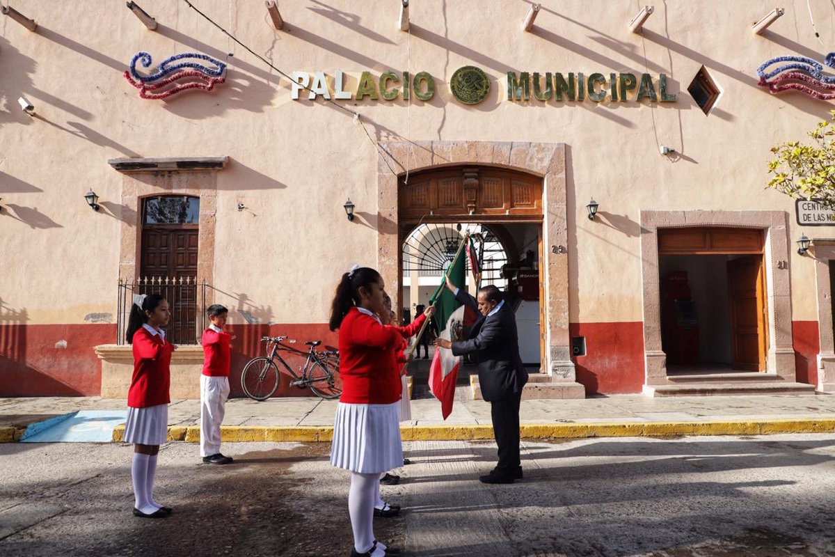 ErikaBrionesMX's tweet photo. Comenzamos el día con nuestros Honores a la Bandera 🇲🇽 y además seguimos haciendo historia pues realizamos la entrega del #Educabus el cuál recorrerá las comunidades para que nuestros niños y jóvenes tengan más oportunidades de estudio y así combatir el rezago educativo. 😀 https://t.co/gnVV8je7Hh